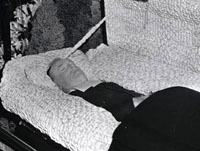Le frère Marie-Victorin dans son cercueil