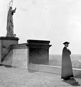 F. Marie-Victorin sur le toit du Collège de Longueuil